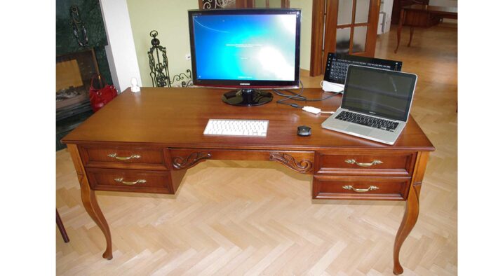 klasyczne biurko gabinetowe drewniane z szufladami na wysokich nogach, idealne biurko do gabinetu, do biura, od producenta mebli na wymiar dobrodzien, gliwice, katpowice, slask, wrocław
