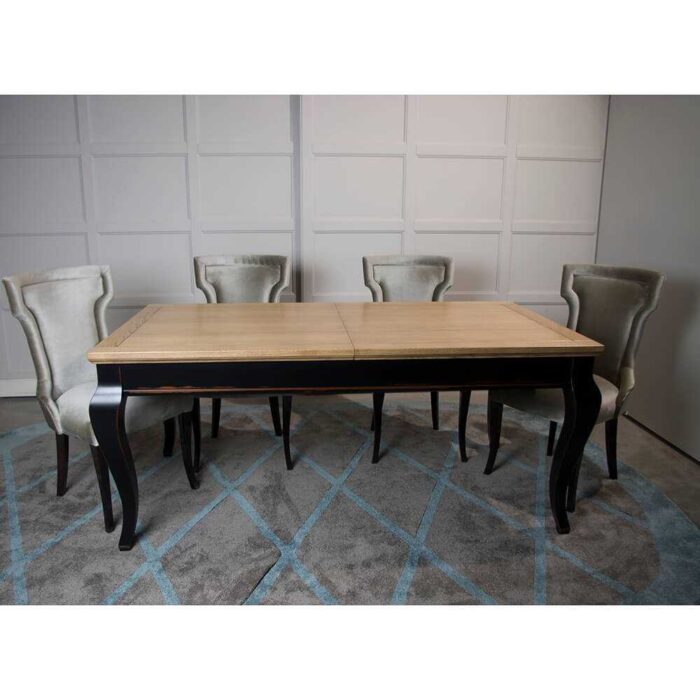 drewniany stół glamour z czarnymi nogami i debowym blatem