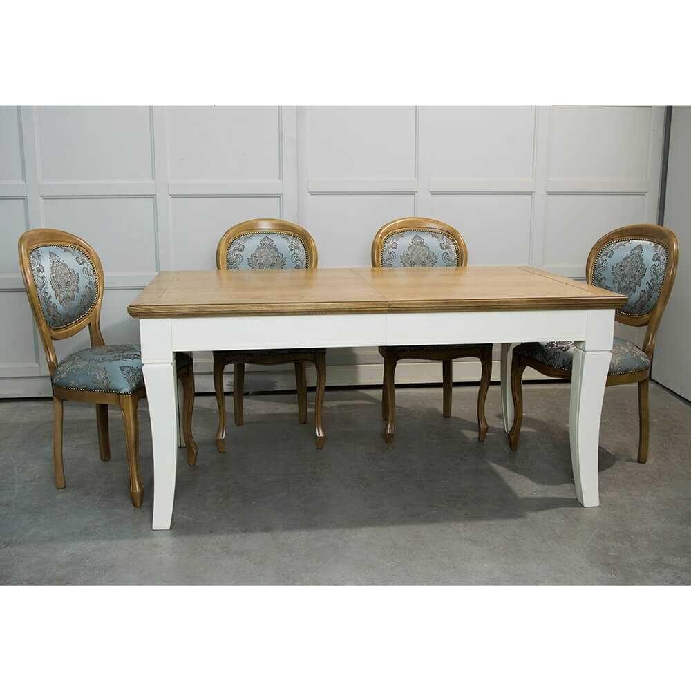 drewniany stół rozkładany z dębowym blatem i klasycznymi krzesłami