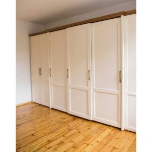 duża szafa na wymiar przesuwna i otwierana drewniana