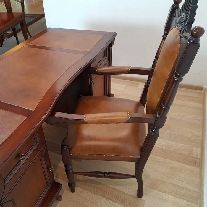 klasyczne biurko z skora na blacie, klasyczne debowa krolewskie krzesło z skórą
