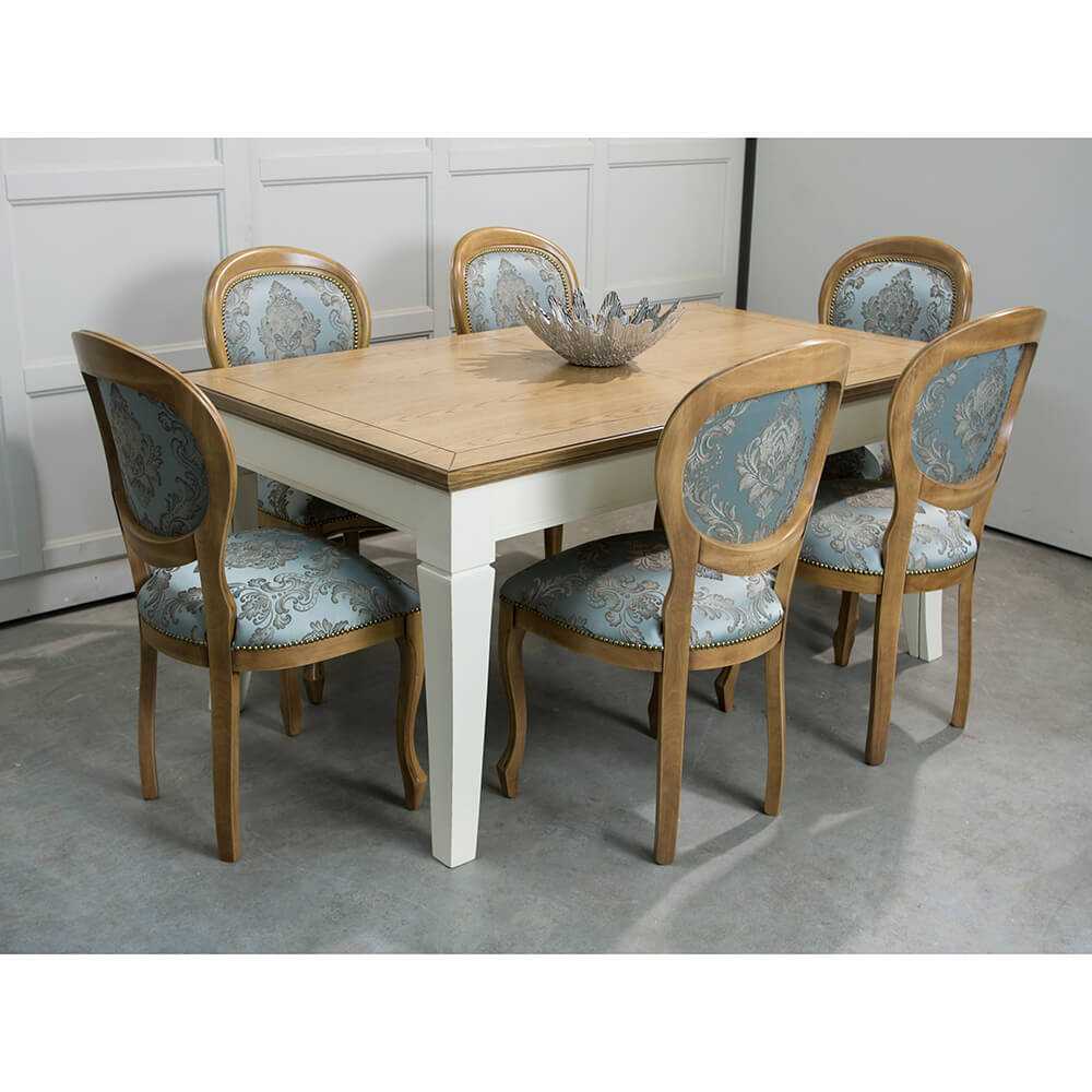 stół i krzesła do jadalniw stylu prowansalskim