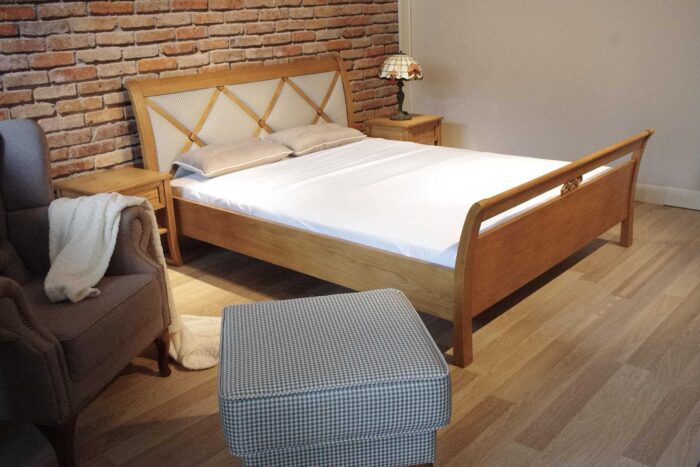 łóżko w stylu prowanslaskim sypialnia prowansalska- dębowa-tapicerowane