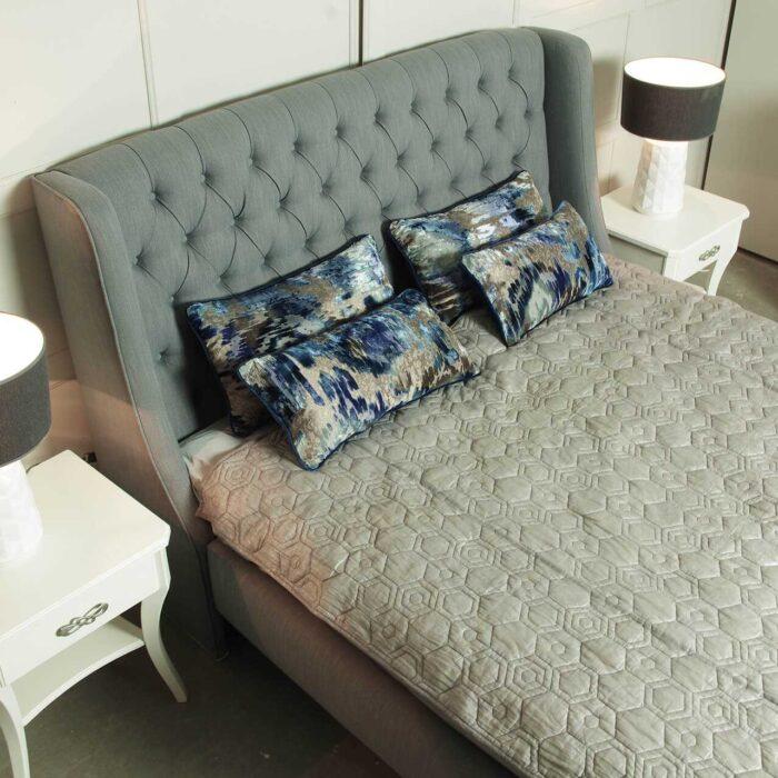 Sypialnia Diamond w stylu glamour, tapicerowane z guzikami, na wymiar, biała komoda na nóżkach, szafka nocna biała