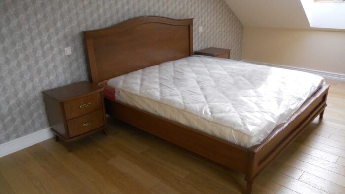 dębowa, klasyczna sypialnia z łóżkiem i szafkami nocnymi