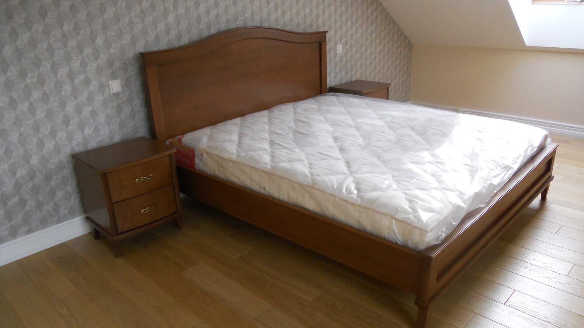 dębowa, klasyczna sypialnia z łóżkiem i szafkami nocnymi