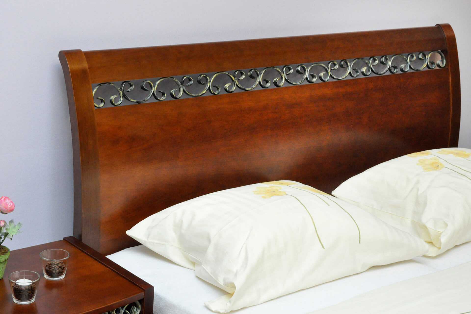 drewniana sypialnia na wymiar z metalem