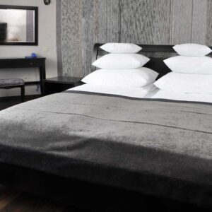 czarna sypialnia wnege z łóżkiem na wymiar