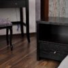drewniana czarna szafka nocna z szufladą i półką