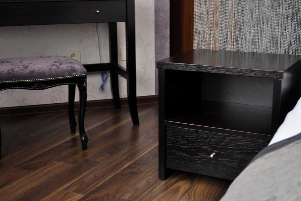 drewniana czarna szafka nocna z szufladą i półką