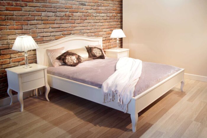 klasyczne łóżko na nogach w stylu glamour, szafki nocne, białe z dwoma szufladami