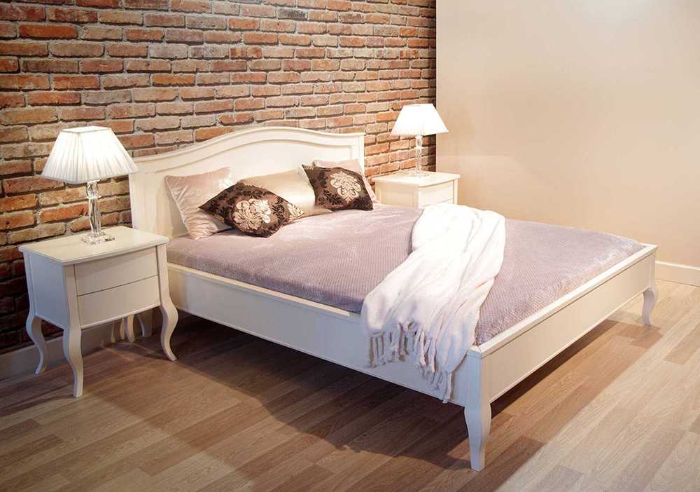 Białe eleganckie łóżko do sypialni Verona w stylu glamour wykonane na indywidualne zamówienie dla klienta z Katowickiej dzielnicy Murcki