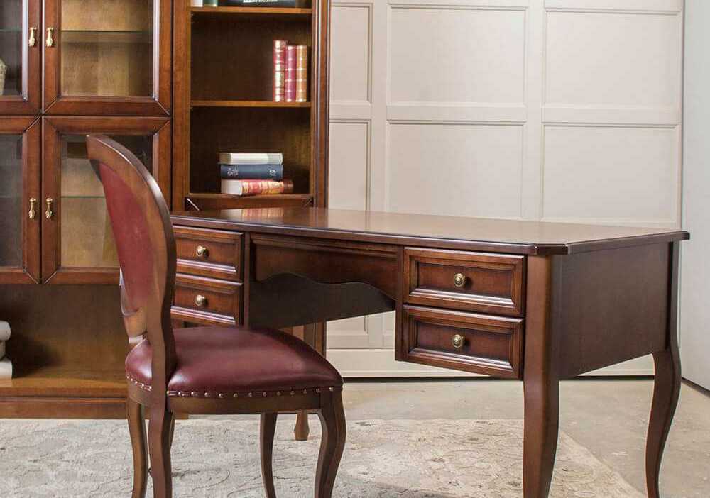 stylowe biurko z szufladkami, na nogach, klasyczne, drewniane, z złotymi uchwytami, w włoskim , klasycznym stylu. Eleganckie biuro do gabinetu lub biura z krzesłem lub fotelem