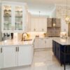 kuchnia angielska biała z kamiennym blatem i złoty uchwytem