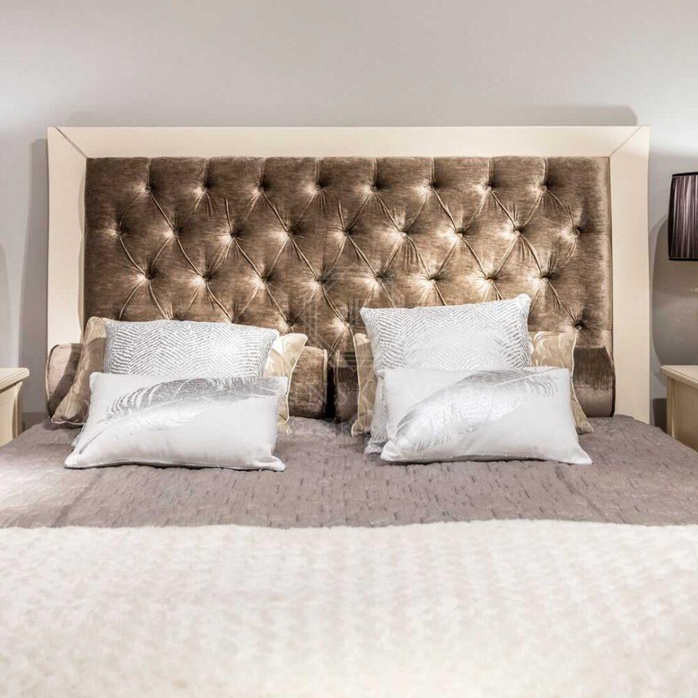sypialnia glamour w kolorze ecri, nowoczesna, drewniane łóżko, tapicerowane i pikowane