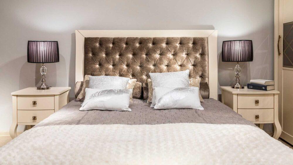 sypialnia glamour w kolorze ecri, nowoczesna, drewniane łóżko, tapicerowane i pikowane