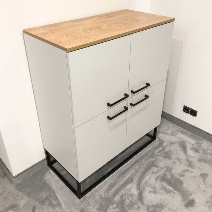 wysoka komoda z drzwiczkami, meble młodzieżowe, meble młodzieżowe loftowe, meble młodzieżowe na metalowej podstawie