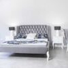 łóżko glamour szare tapicerowane pikowane na wymiar w stylu nowojorskim hampton na nożkach białych
