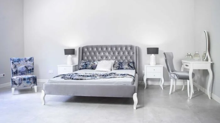 łóżko glamour szare tapicerowane pikowane na wymiar w stylu nowojorskim hampton na nożkach białych