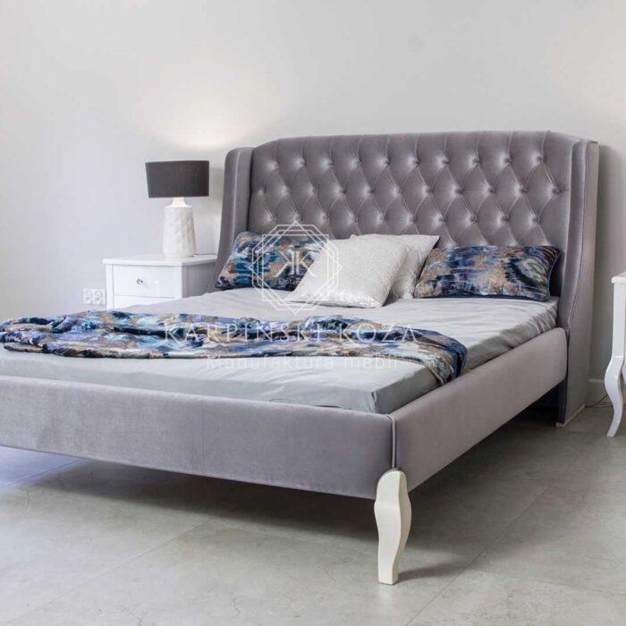 łóżo glamour z wysokim, pikowanym oparciem, bardzo wygodne, eleganckie i luksusowe łóżko do ekskluzywnej sypialni w stylu glamour, łózko w szarej welurowej tkaninie
