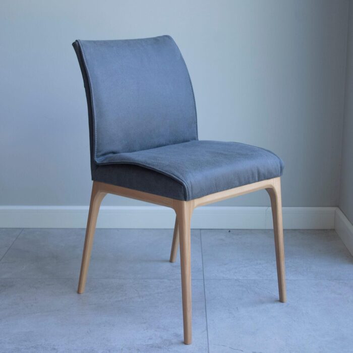 nowoczesne krzesło do stołu| szare krzesło z dębowymi nogami