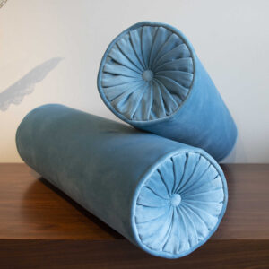 poduszk-wałek-w-niebieskim-welurze