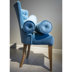 poduszka-wałek-welurowa-niebieska-z-guziekiem-i-zakładkami