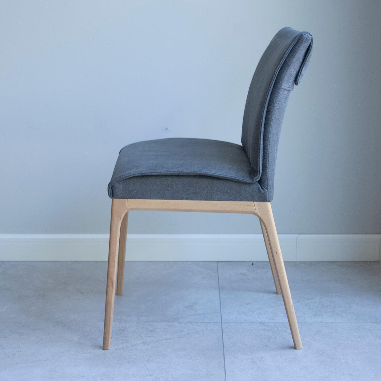 szare nowoczesne krzesł| z drewnianymi nogami w stylu skandynawskim, krzesło w materiale alantara