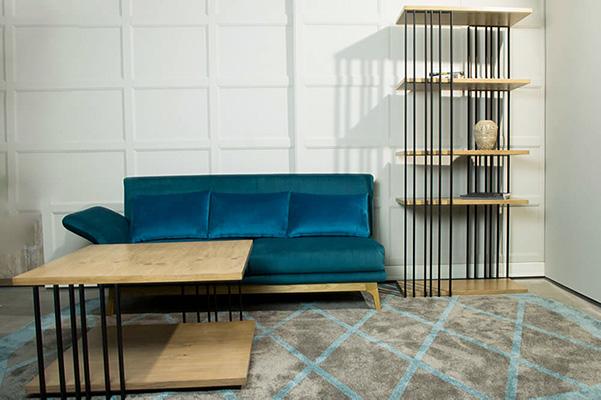 Nowoczesna sofa oraz regały na książki z kolekcji Loft