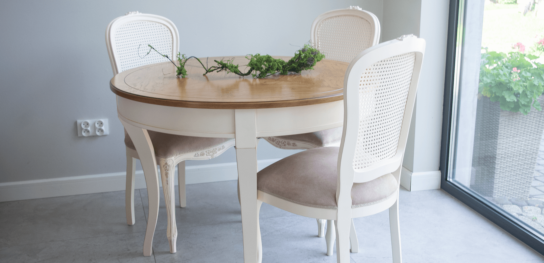 Okrągły, rozkładany stół razem z krzesłami w stylu prowansalskim