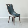 włoskie krzesło drewniane stylizowane, bardzo eleganckie i wyglądające luksusowo. Krzesło w błekitnej, błyszczącej tkaninie