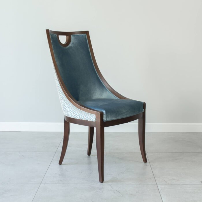 włoskie krzesło drewniane stylizowane, bardzo eleganckie i wyglądające luksusowo. Krzesło w błekitnej, błyszczącej tkaninie