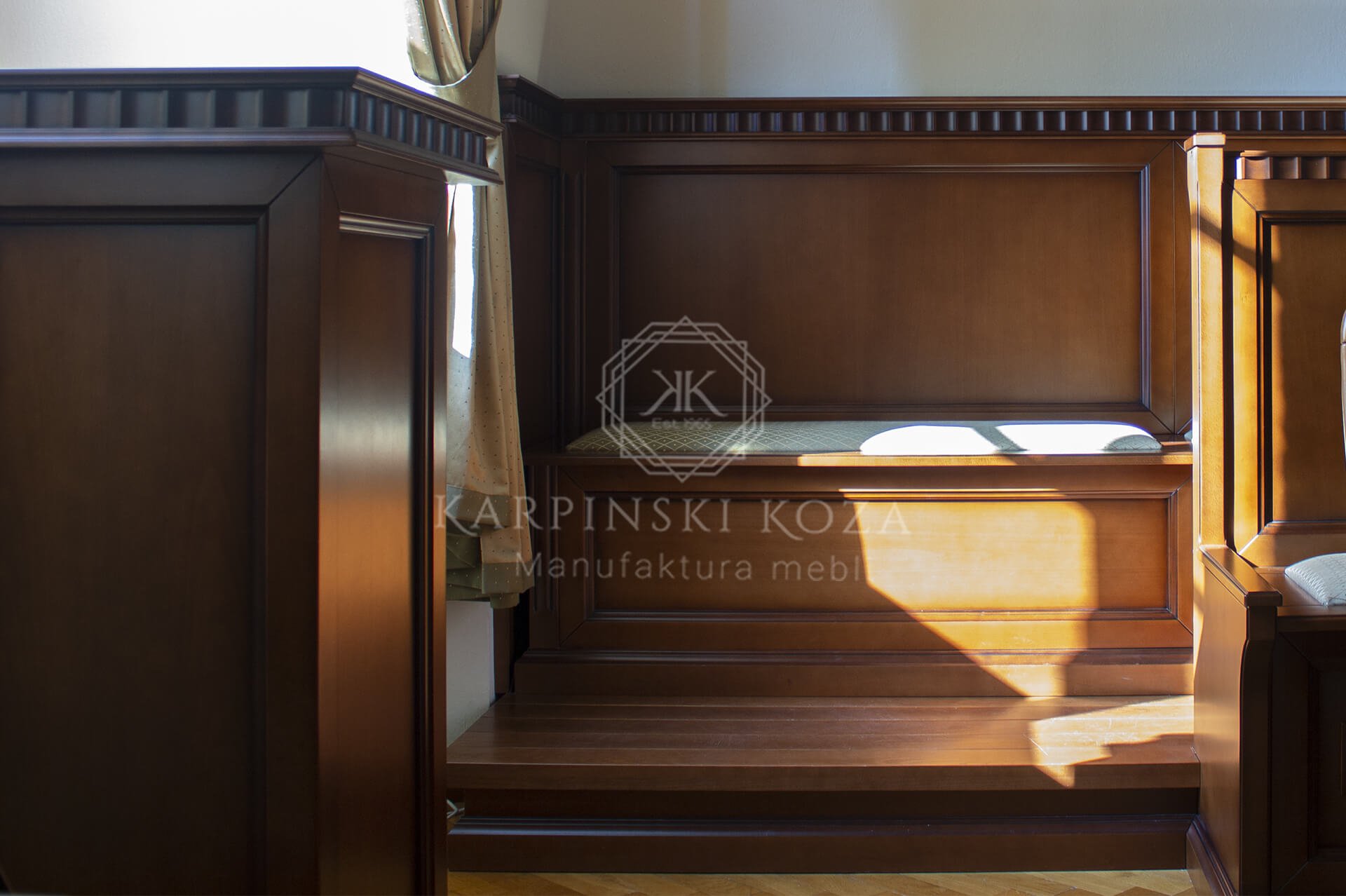 ławka- loża- ławki na podeście- ławki z tapicerowanym oparciem i siedziskiem- ławki kościelne, do sal konferencyjnych, ławki do sal muzealnych