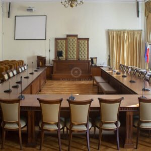 Meble do sali konferencyjnej Nyskiego Muzeum- realizacja mebli drewnianych, ekskluzywnych. Duży stół do sali konferencyjnej ułozony w U z wygodnymi, włoskimi krzesłami idelanymi do biur, sal konferencyjnych, urzędów i sądów