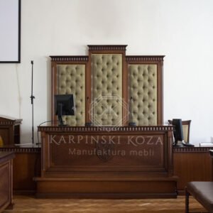 Meble do sali konferencyjnej Nyskiego Muzeum- realizacja mebli drewnianych, ekskluzywnych. Duży stół do sali konferencyjnej ułozony w U z wygodnymi, włoskimi krzesłami idelanymi do biur, sal konferencyjnych, urzędów i sądów