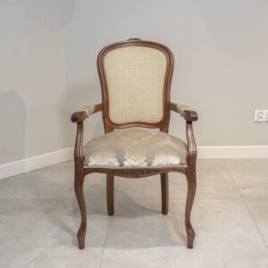 krzesło rattanowe z podłokietnikami. Krzesło idealne do jadalni. Wygodne, tapicerowane siedzisko w przepięknym materiale ze wzorami złoto-brązowymi. Oparcie krzesła wykonane z naturalnego rattanu, bardzo lekkie. Krzesło posiada tapicerowane podłokietniki