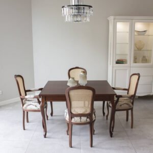 stół rozkładany 140x100- stół klasyczny drewniany i fornirowany. Stół idealny dla sześciu osób przed rozłożeniem i 8 osób po rozłożeniu. Stół do jadalni lub kuchni w stylu francuskiem, podkreślają to orginalne włsokie krzesła z ratanem