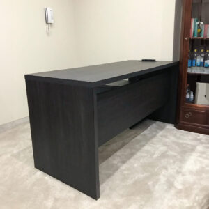 Duże biurko na wymiar z szufladami z boku oraz kontaktami w blacie