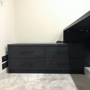 Duże biurko na wymiar z szufladami z boku oraz kontaktami w blacie