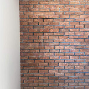 Drzwi ukryte za ścina z cegły- drzwi wewnętrze na zamówienie